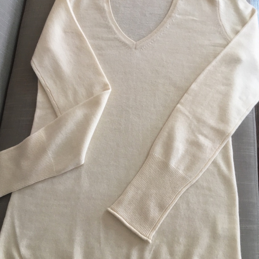 Uniqlo Cream Ivory V-Neck and Cardigan Sweater Set 
Cashmere